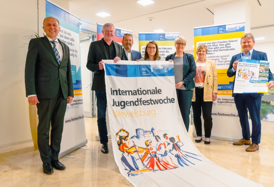 Die Freude auf die 34. Internationale Jugendfestwoche ist bei Landrat Christoph Rüther, Markus Smolin, Dietmar Kellerhof (beide musische Leitung), Stefanie Lang (Kreisjugendamt), Dezernentin Annette Mühlenhoff, Christiane Hagen (Leitung Sachgebiet Kinder- und Jugendförderung Kreisjugendamt) und Günther Uhrmeister (Leiter Kreisjugendamt, v.l.) groß.